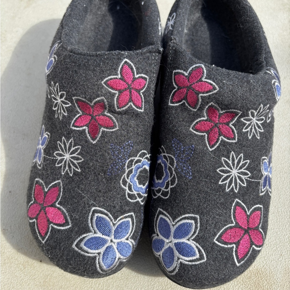 Floral Embroidered Women's Mules in Black